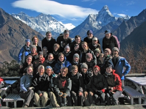 Trek au pays des sherpas, à l'hiver 2006-2007. Pierre Gougoux emmène un groupe de 34 personnes au Kala Pattar (5600m)en face de l'Everest.